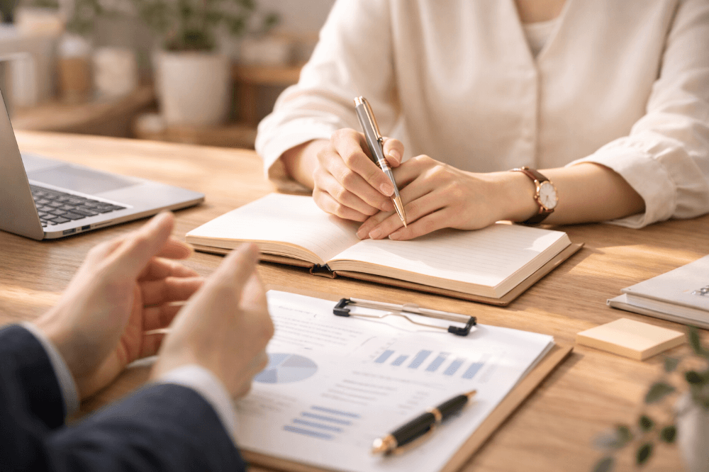 打ち合わせ中の女性